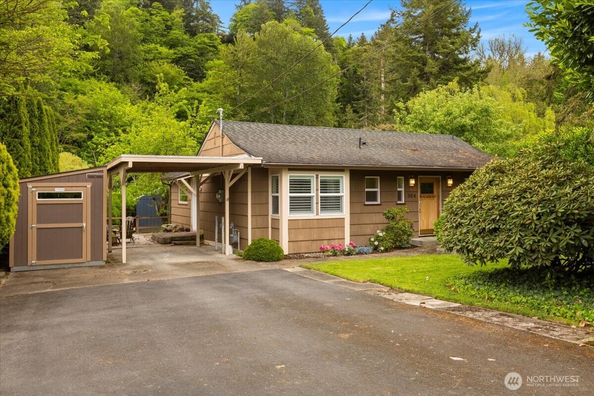 304 Riverview Drive NE