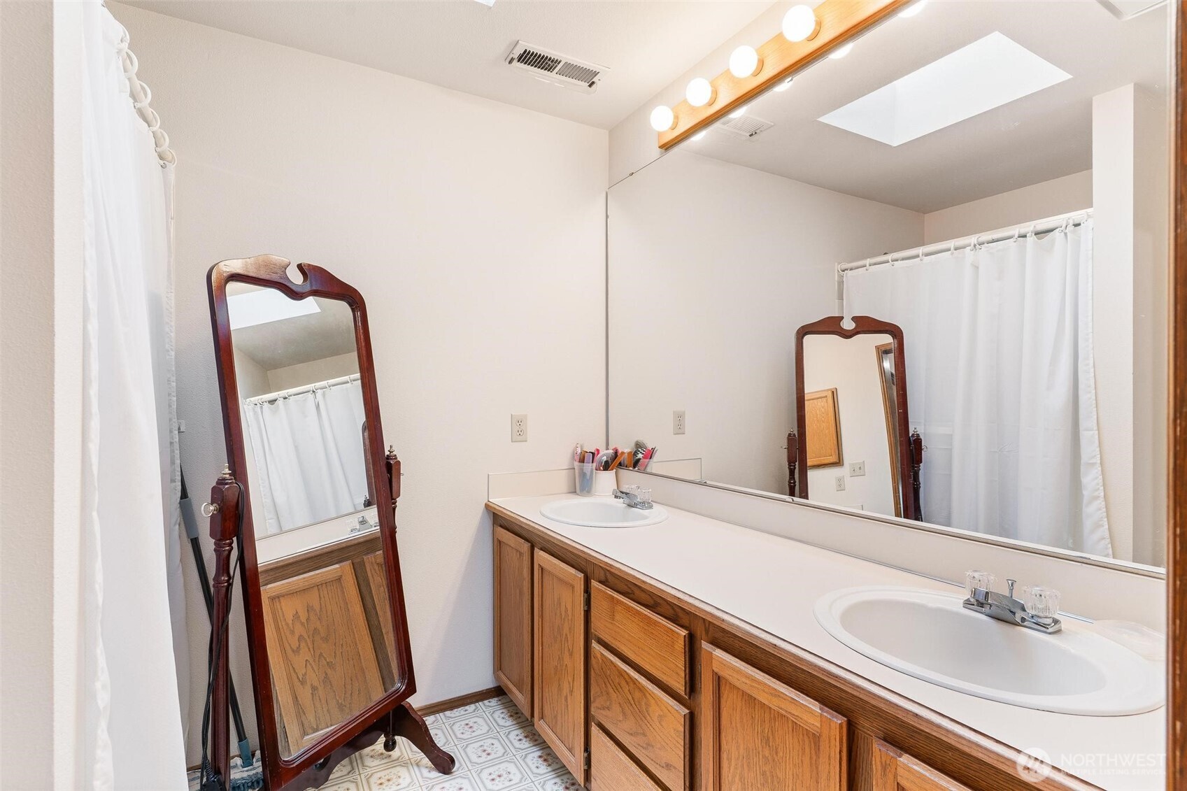 782 NW Apple Blossom Loop
