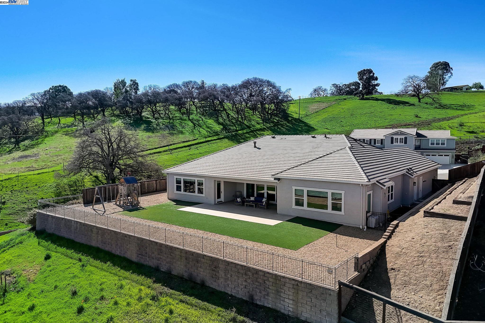 2311 Silver Oaks Ln