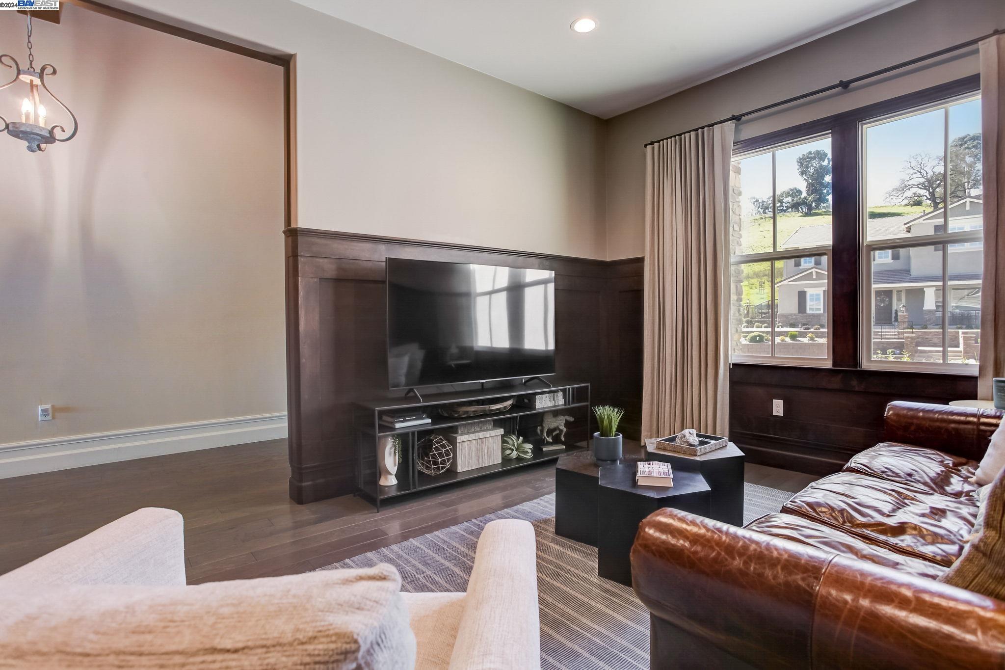 2311 Silver Oaks Ln