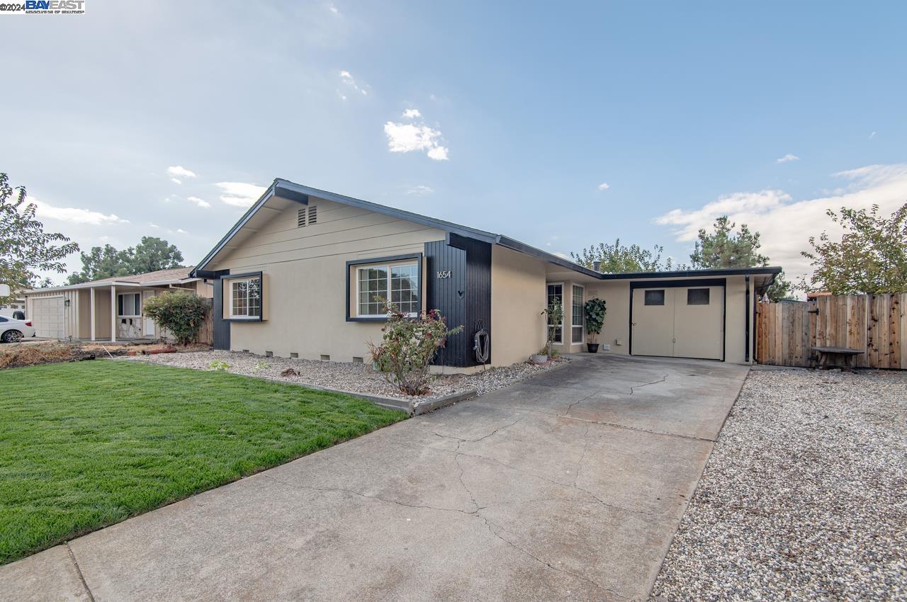 1654 Hollyhock St