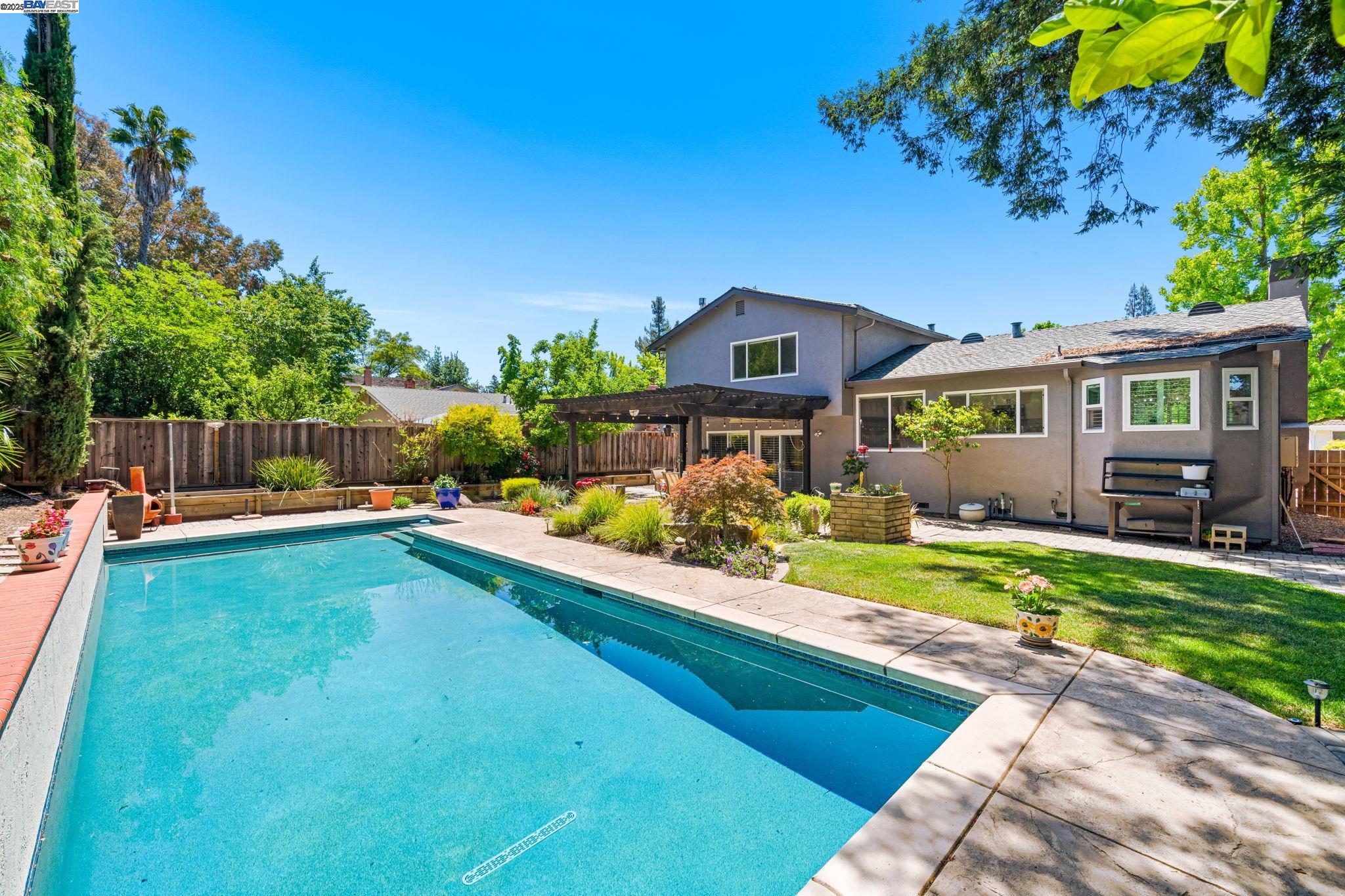 868 Madeira Dr