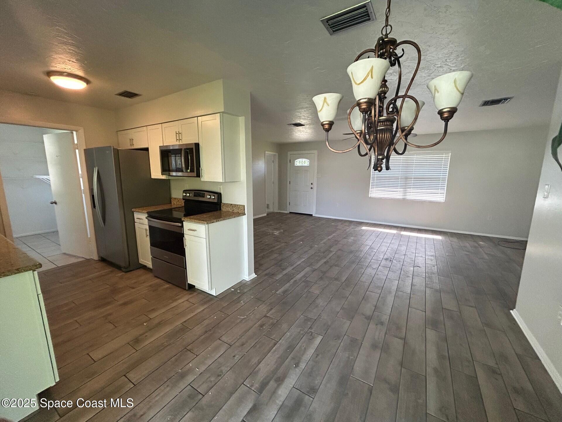 5960 Eaglewalk Avenue