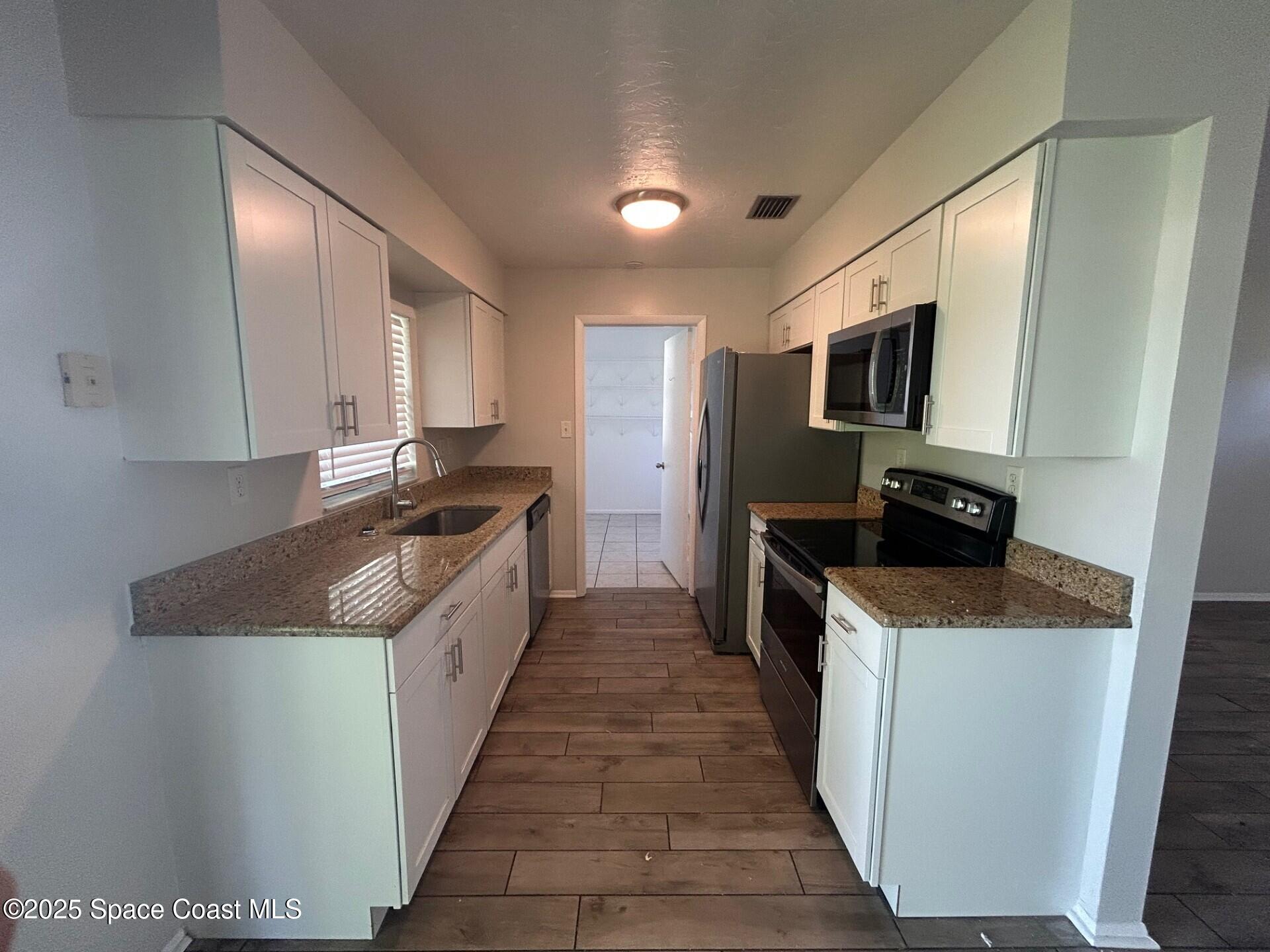 5960 Eaglewalk Avenue