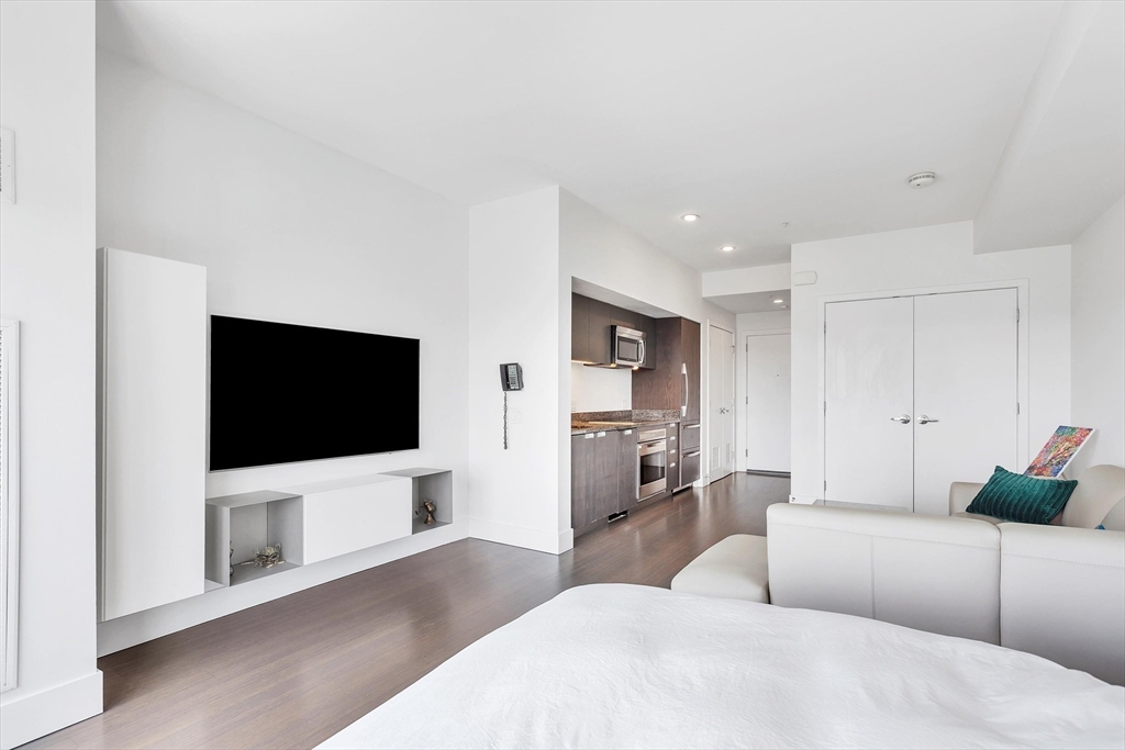 110 Stuart Street # 21I