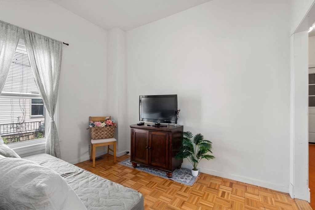 32 Richardson St # 1