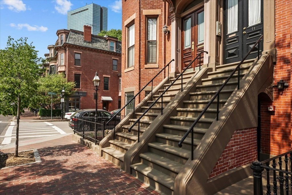 71 Dartmouth St # 2