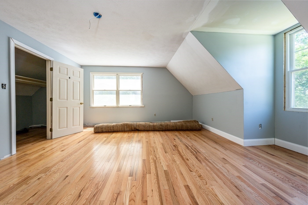 87 Regis Rd