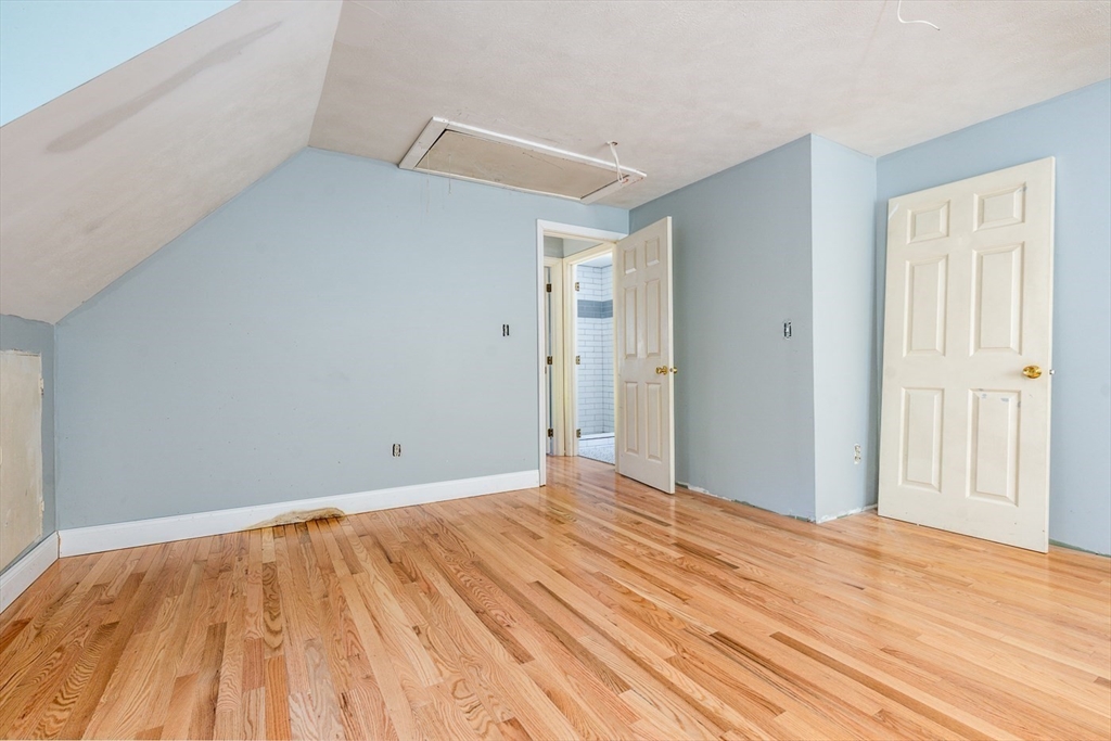 87 Regis Rd