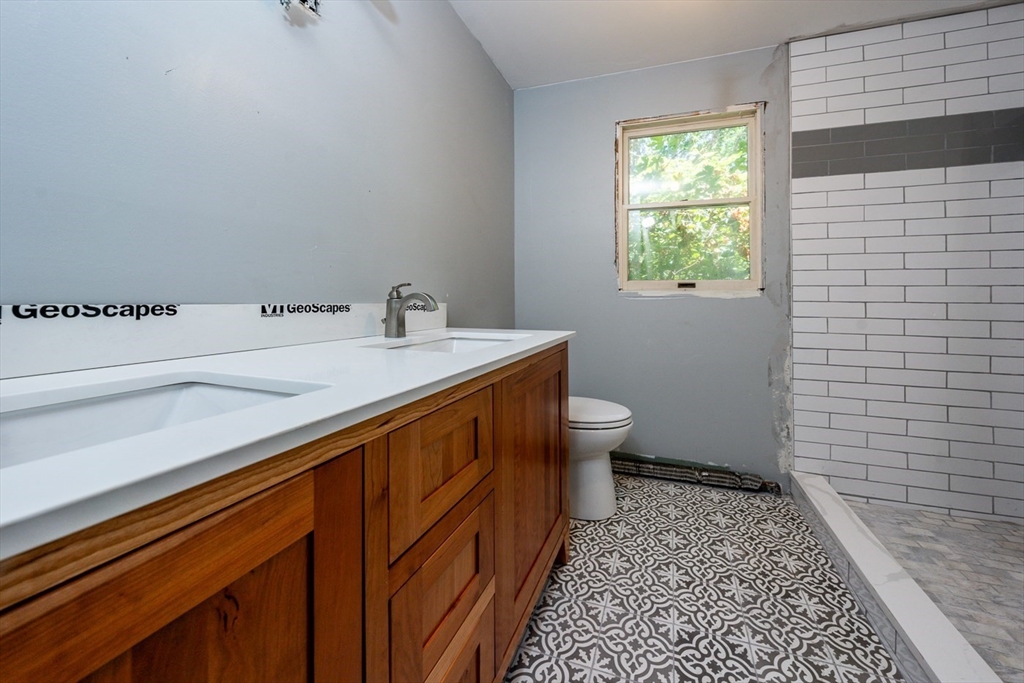 87 Regis Rd