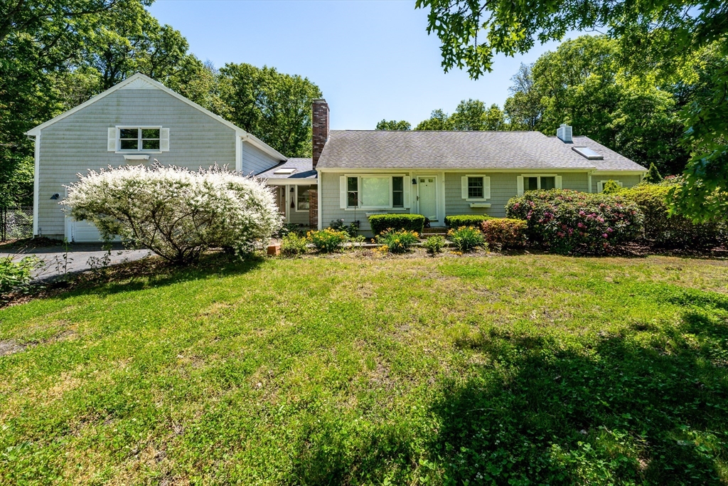 1529 Race Ln