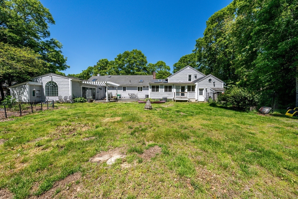 1529 Race Ln