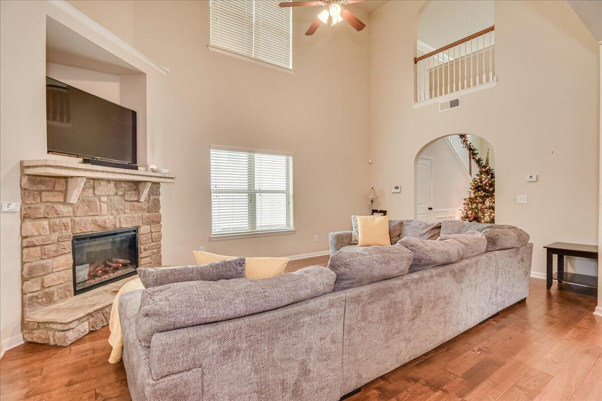 1169 Prides Crossing