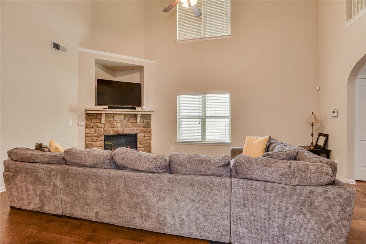 1169 Prides Crossing