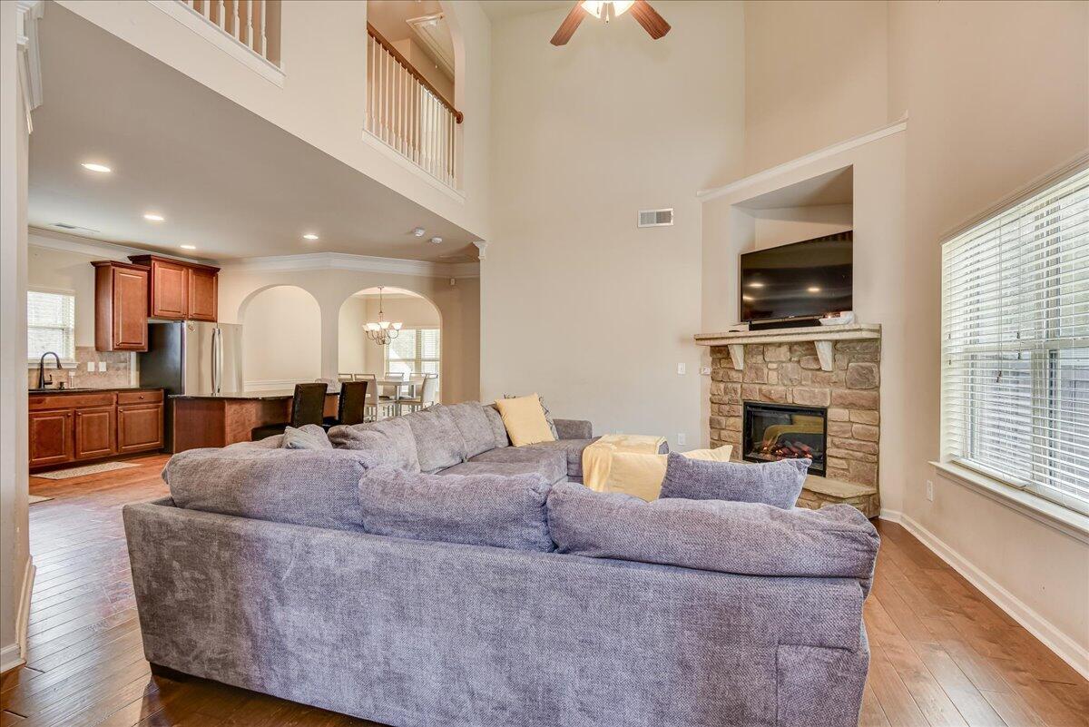 1169 Prides Crossing