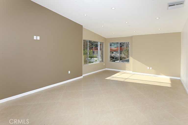 3240 Montrose Avenue