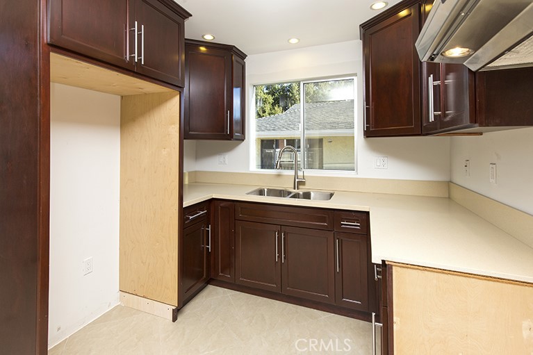 3240 Montrose Avenue