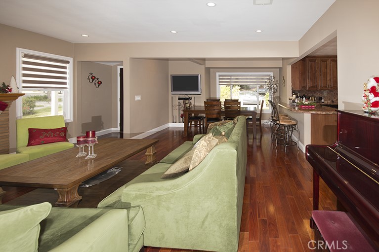 3238 Montrose