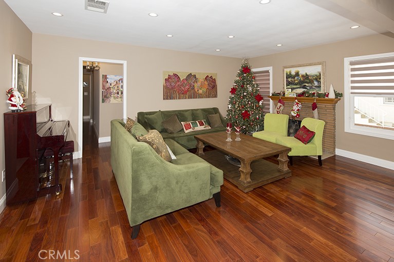 3238 Montrose