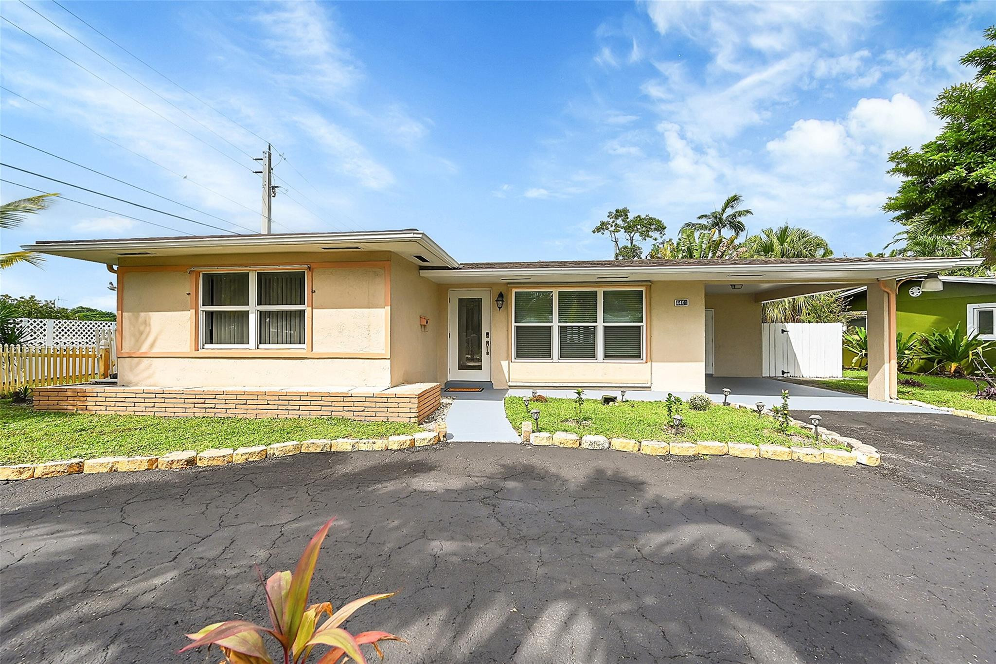 4401 NW 11th Ter