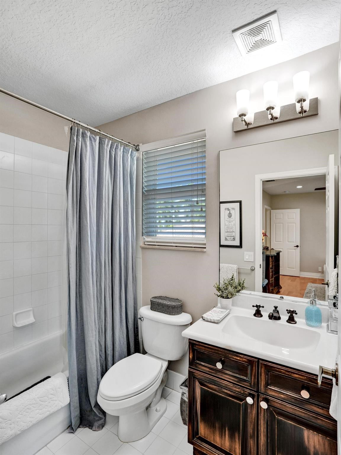 1649 Victoria Pointe Cir