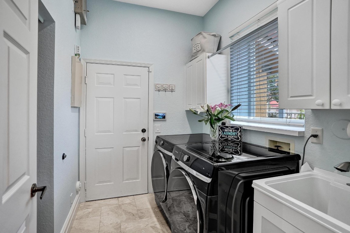 1649 Victoria Pointe Cir