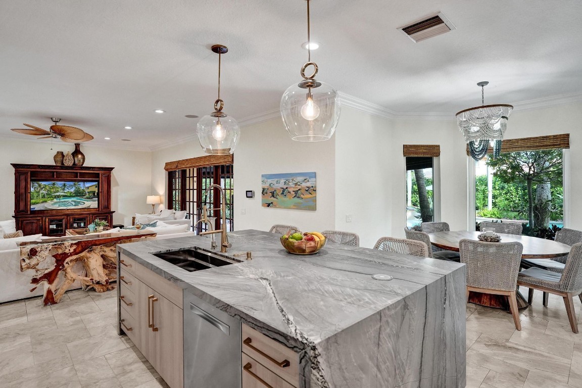 1649 Victoria Pointe Cir