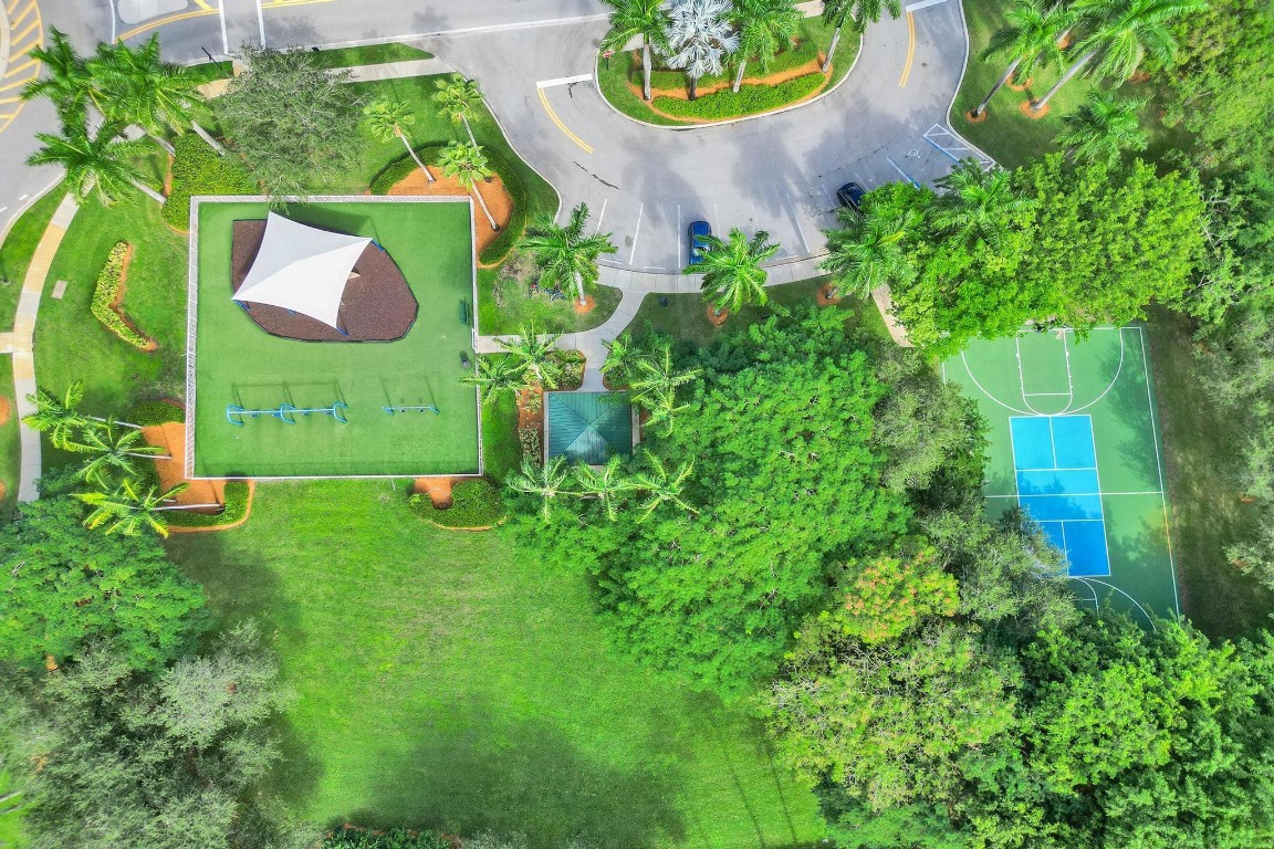 1649 Victoria Pointe Cir