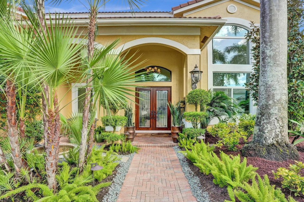 1649 Victoria Pointe Cir