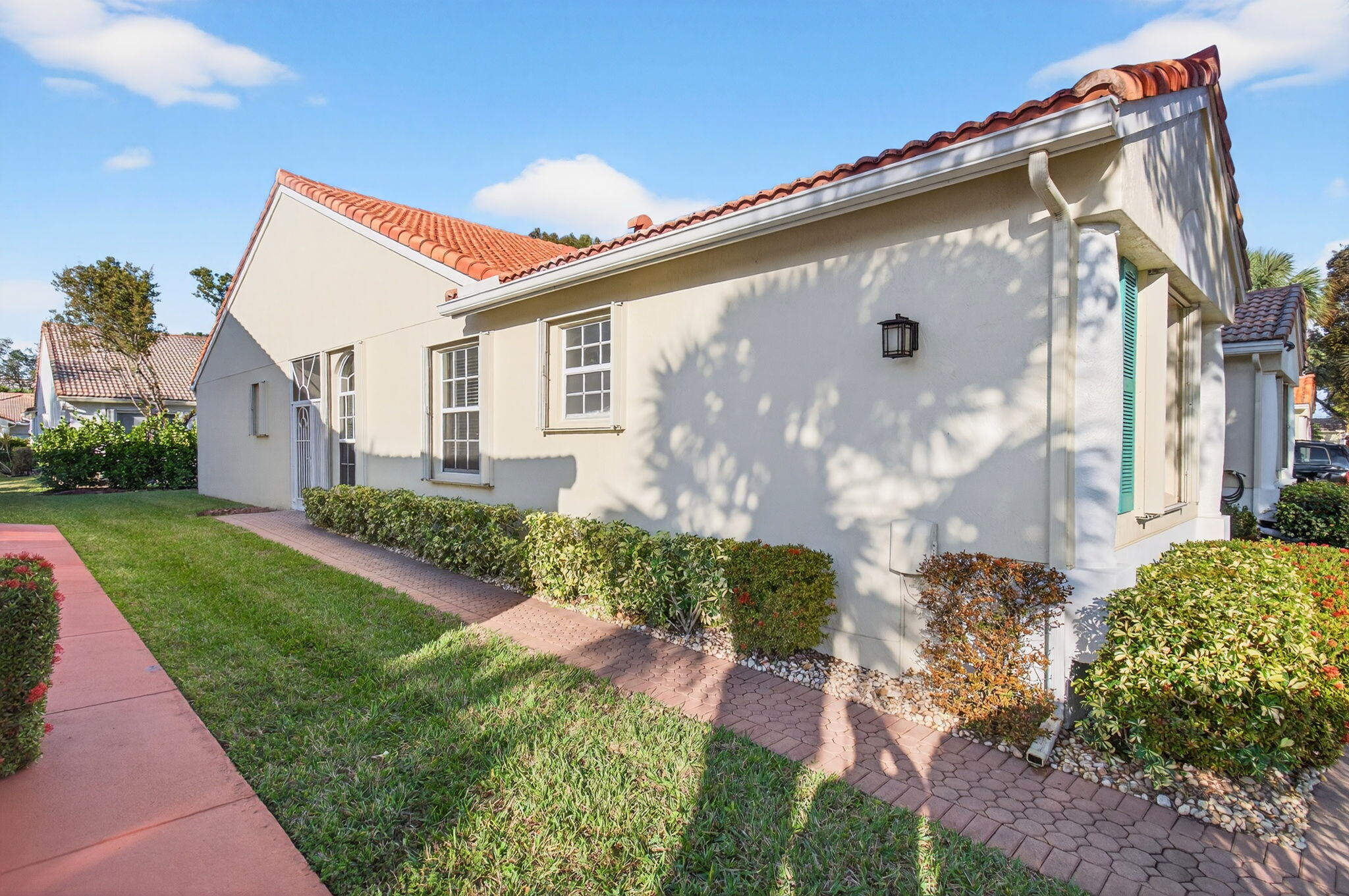 6253 Heliconia Road