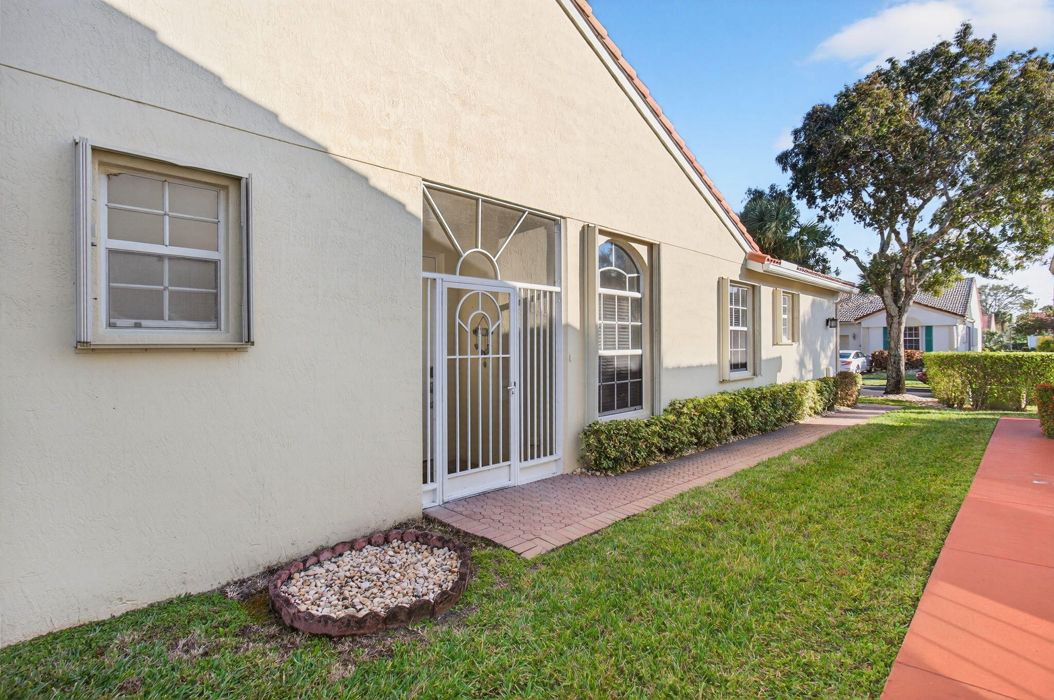 6253 Heliconia Road