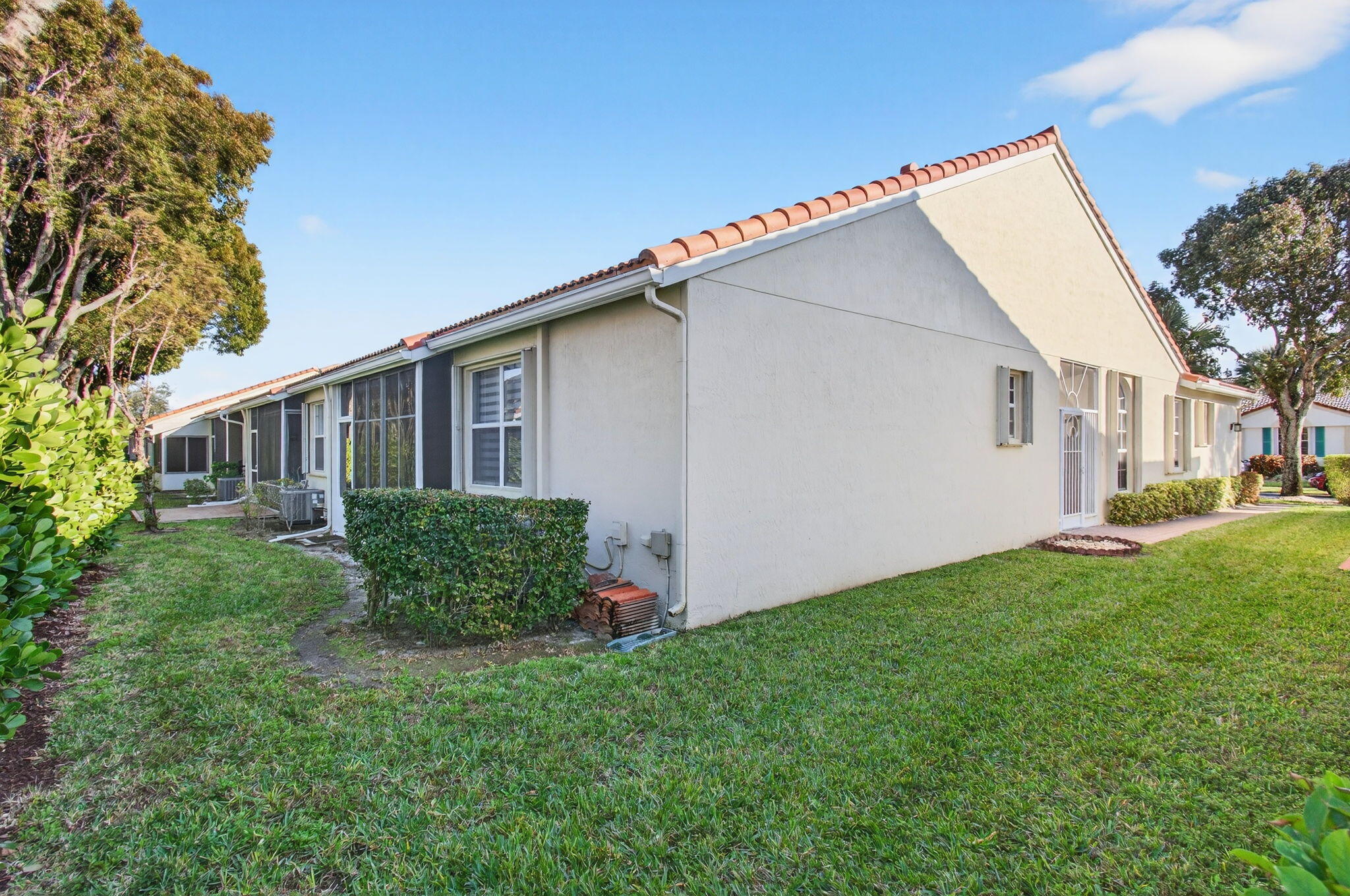 6253 Heliconia Road