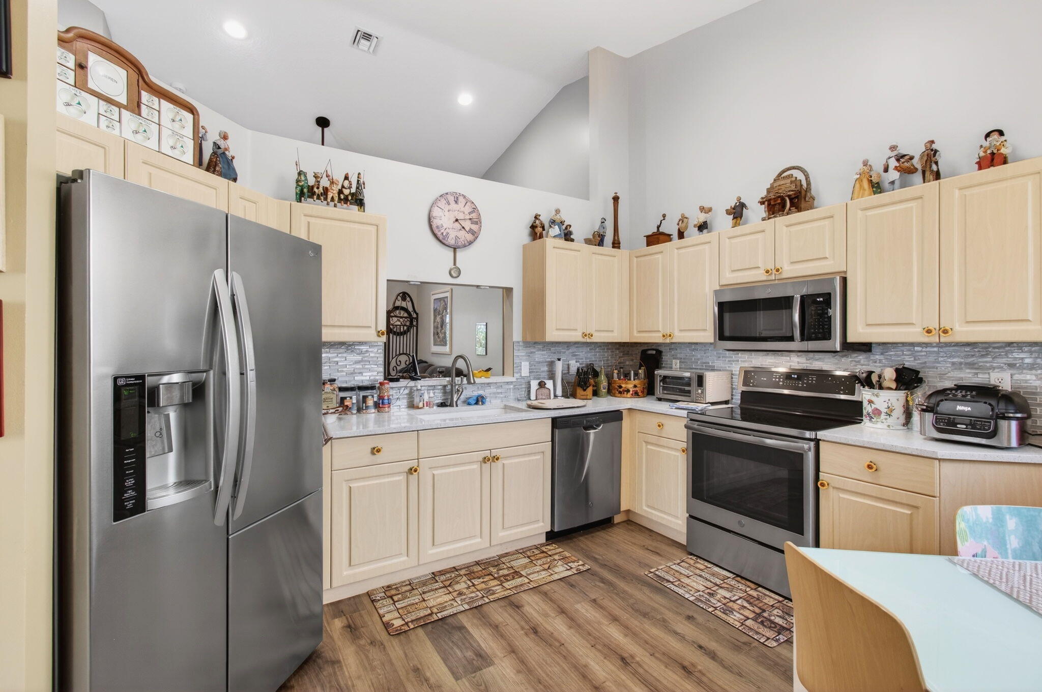 6253 Heliconia Road