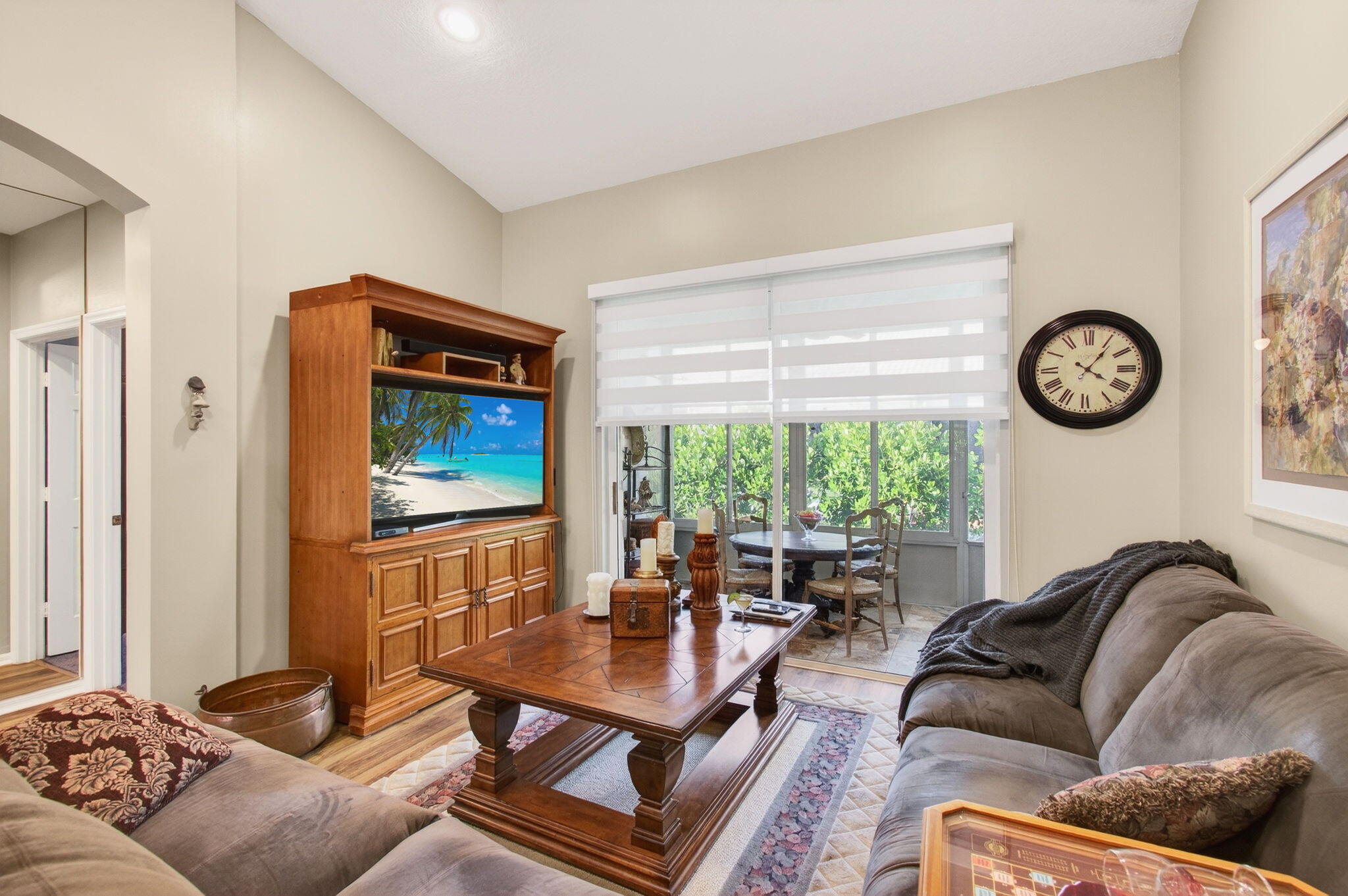 6253 Heliconia Road