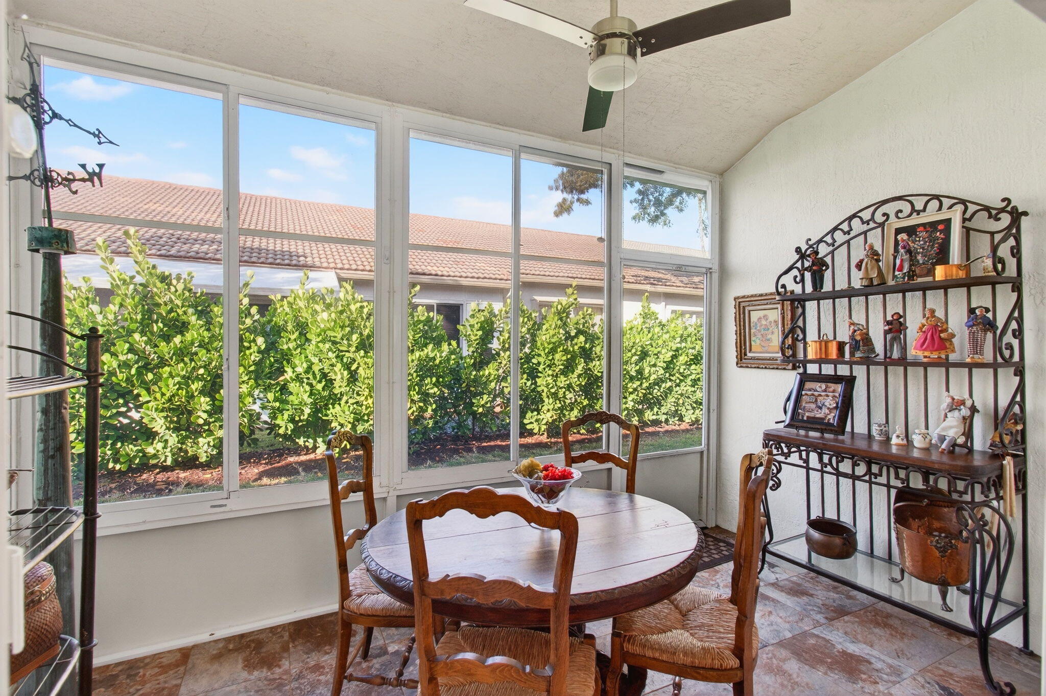 6253 Heliconia Road