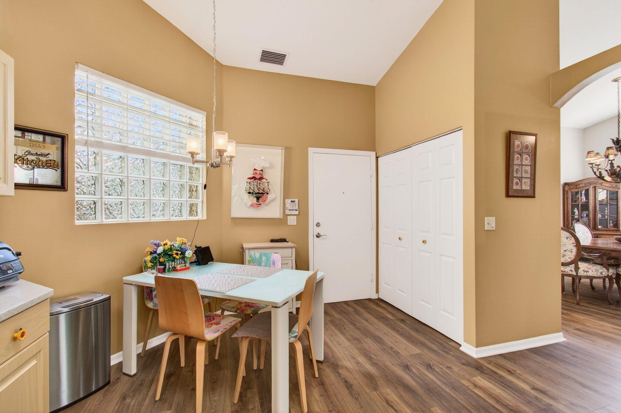 6253 Heliconia Road