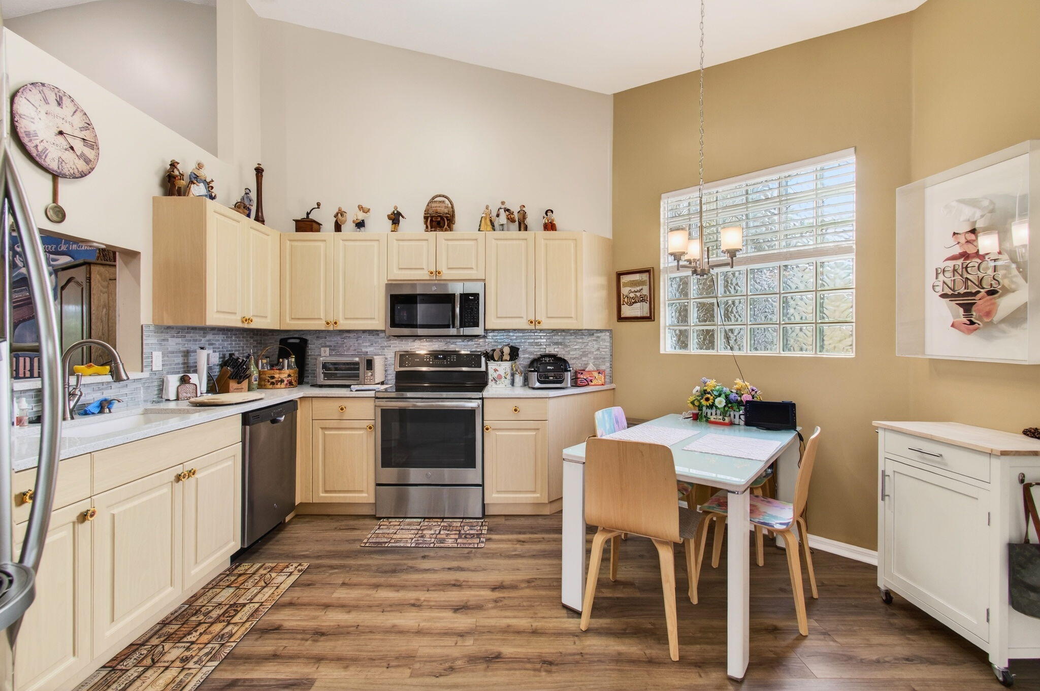 6253 Heliconia Road