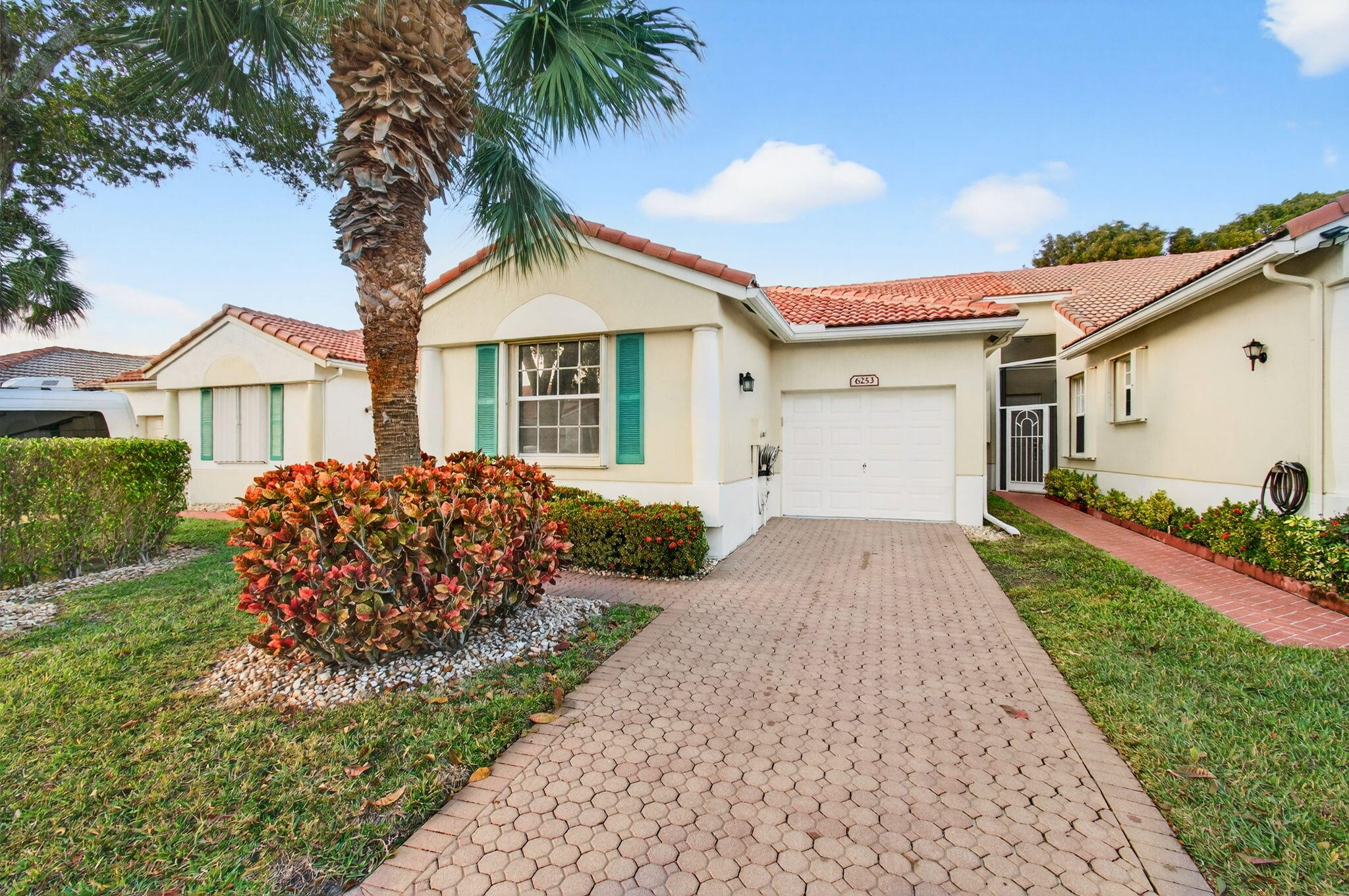 6253 Heliconia Road