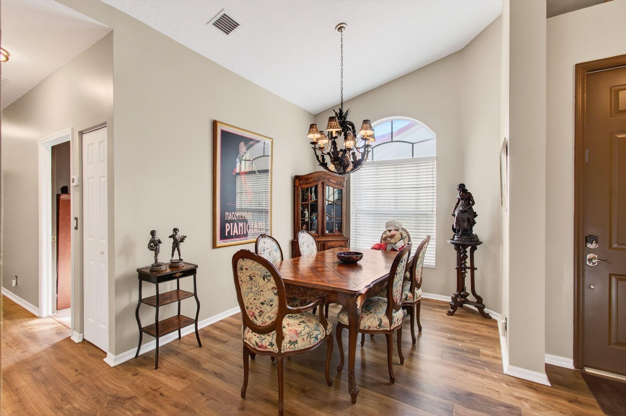 6253 Heliconia Road