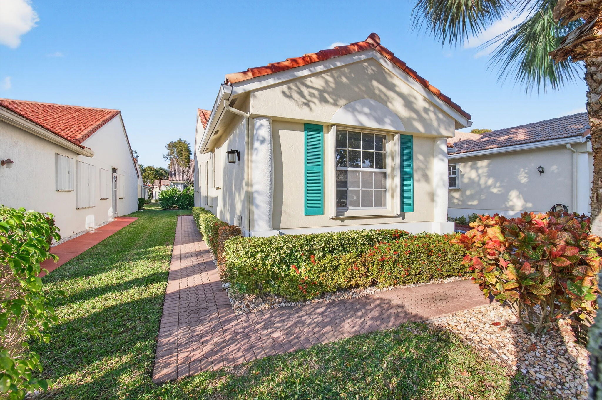 6253 Heliconia Road