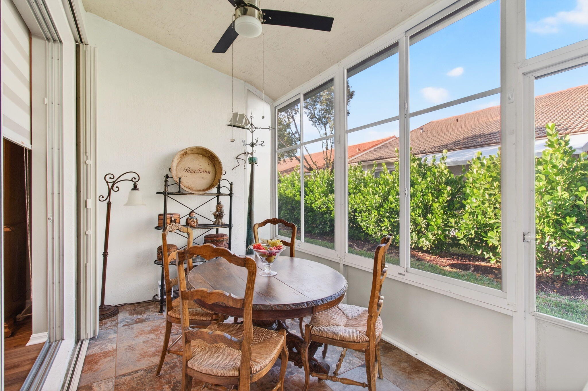 6253 Heliconia Road