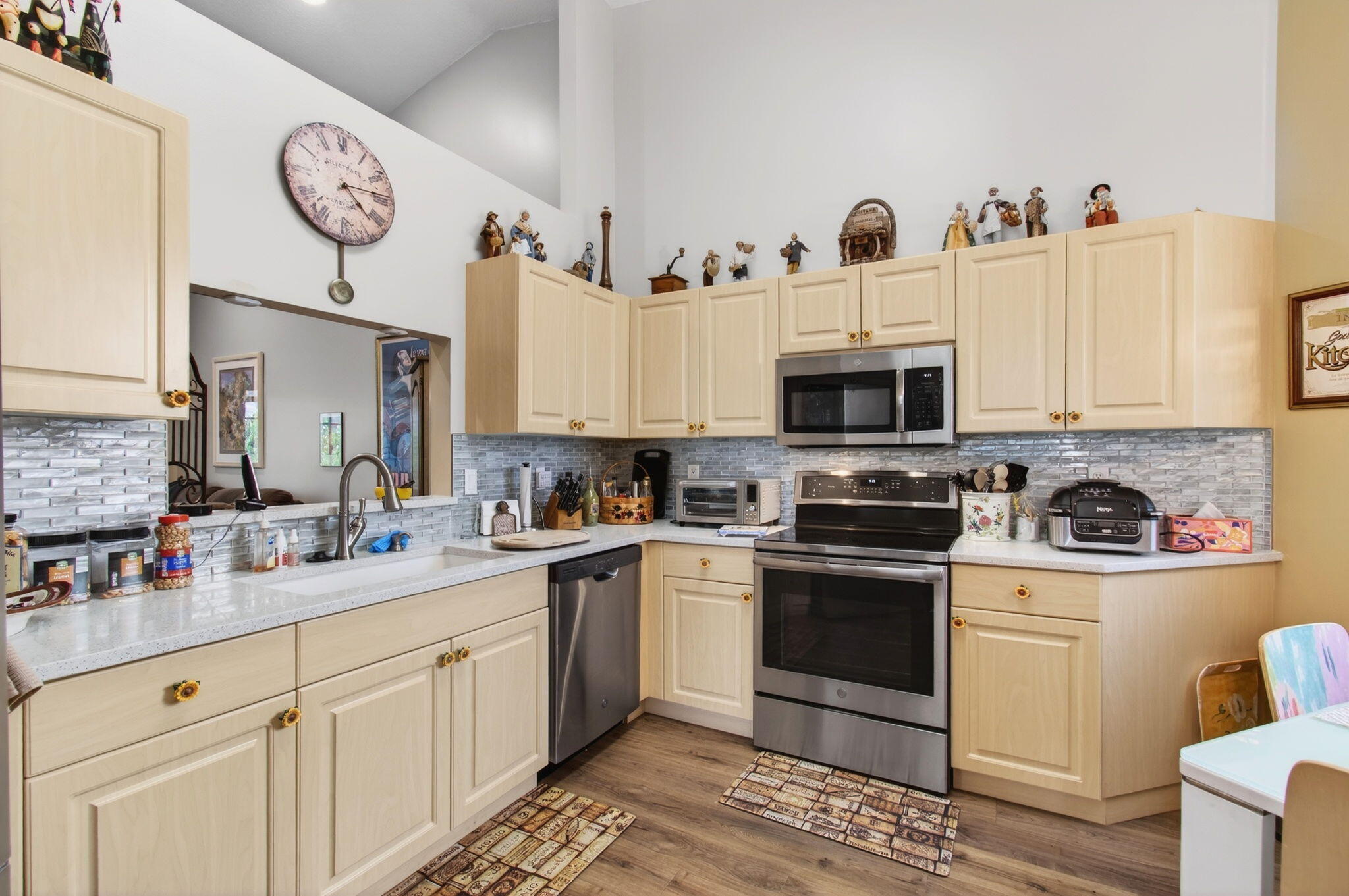 6253 Heliconia Road