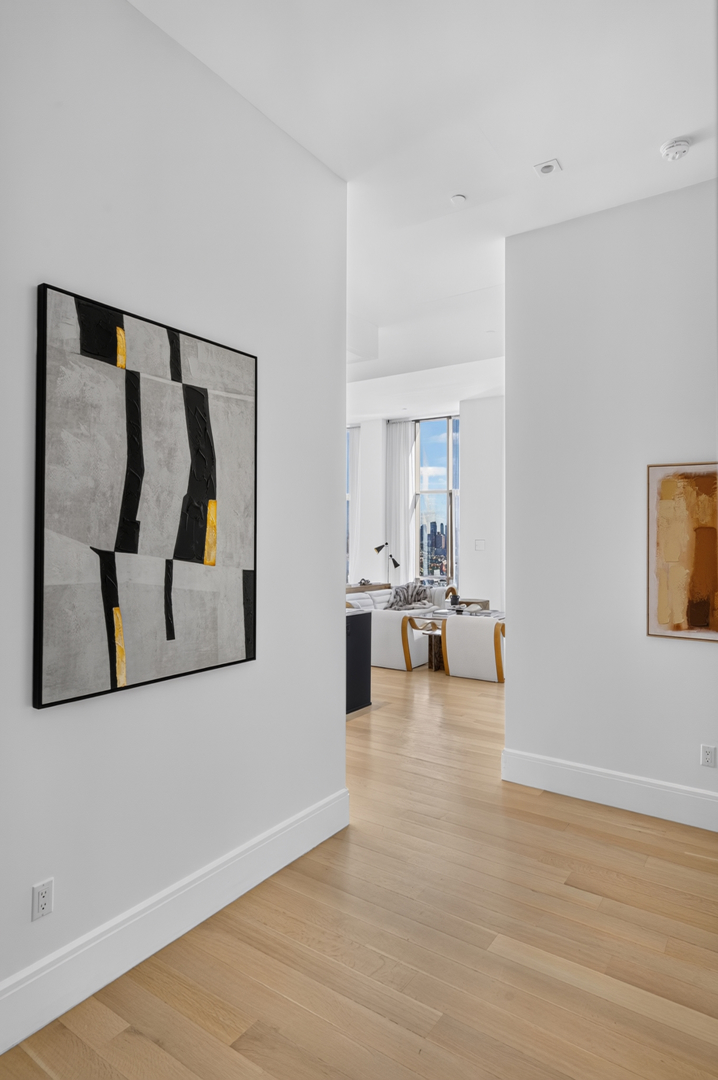 215 E 19TH Street 17D
