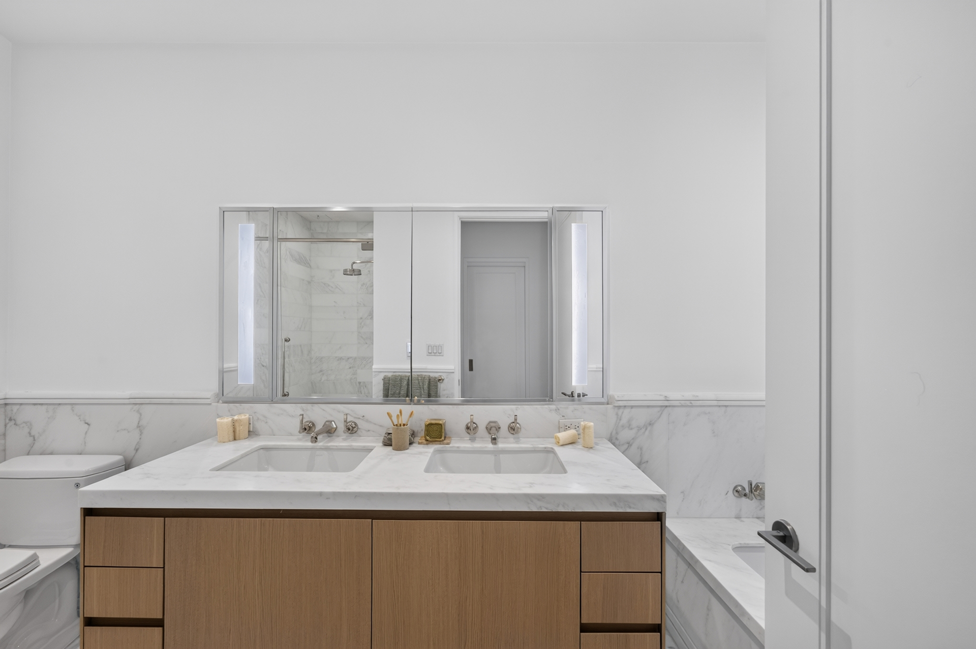 215 E 19TH Street 17D