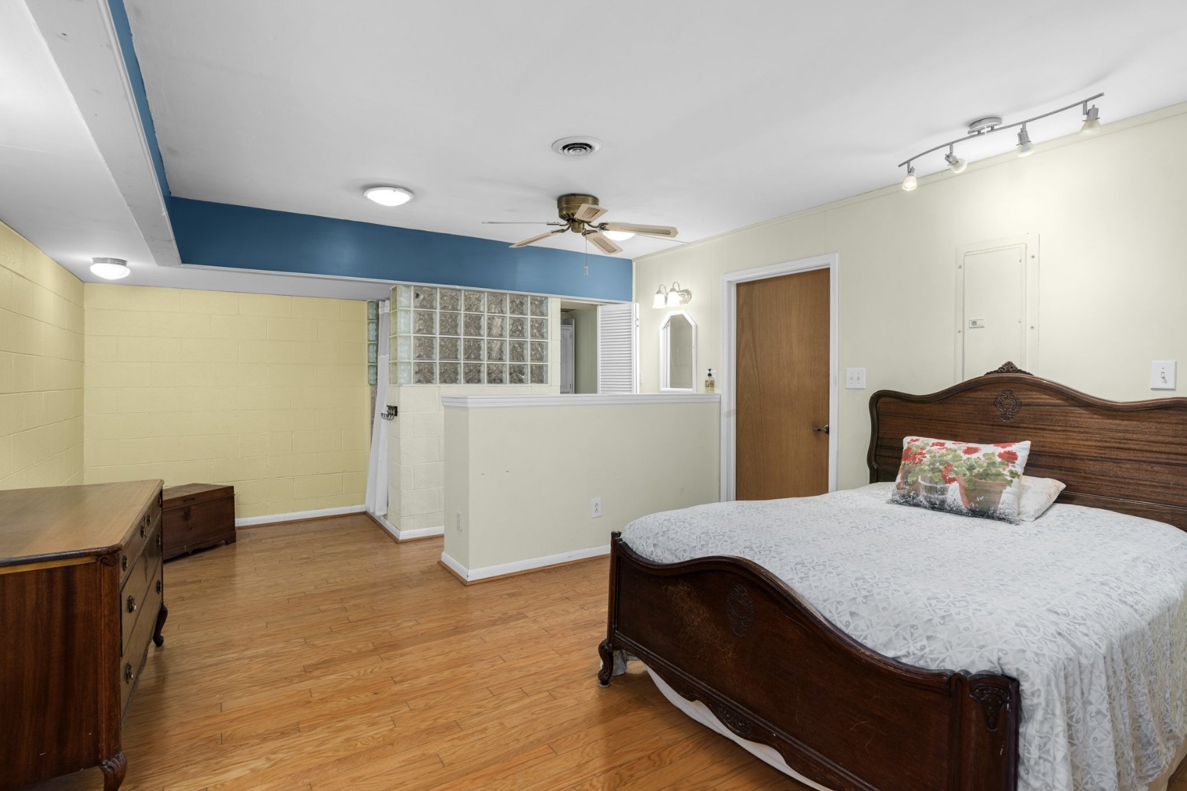 205 Gwynn Rd Unit: Hngr 9