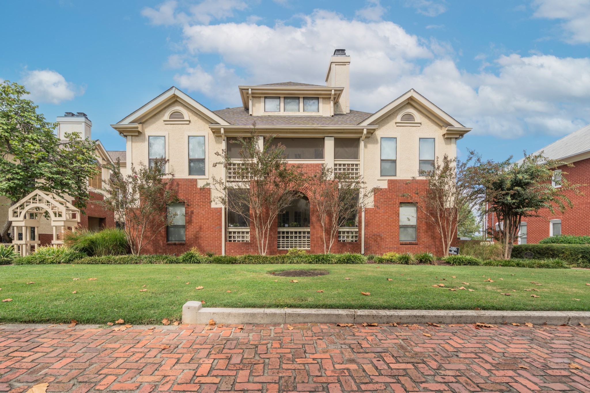 939 Russell St Unit: 16