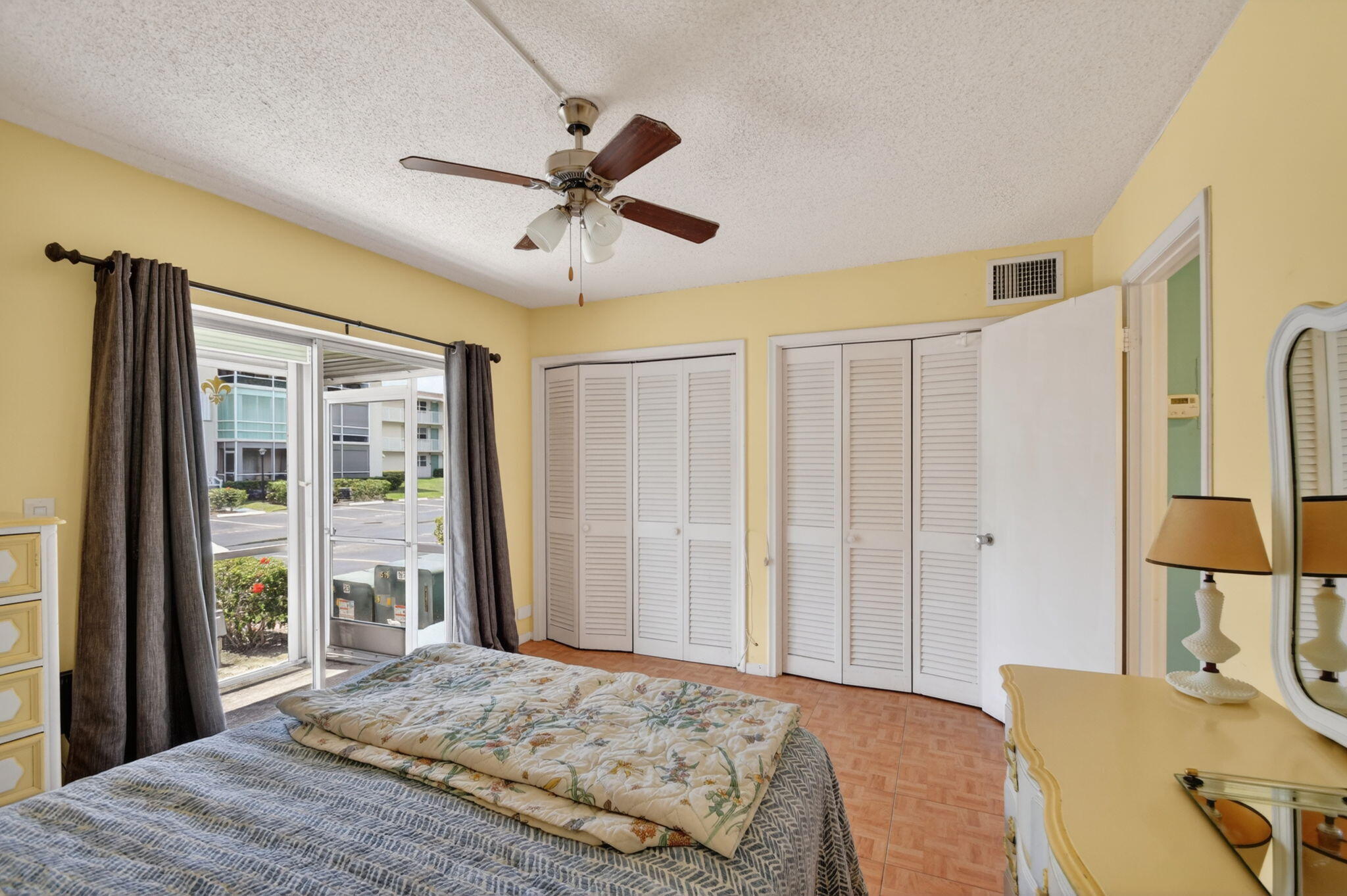 370 Horizon Street E