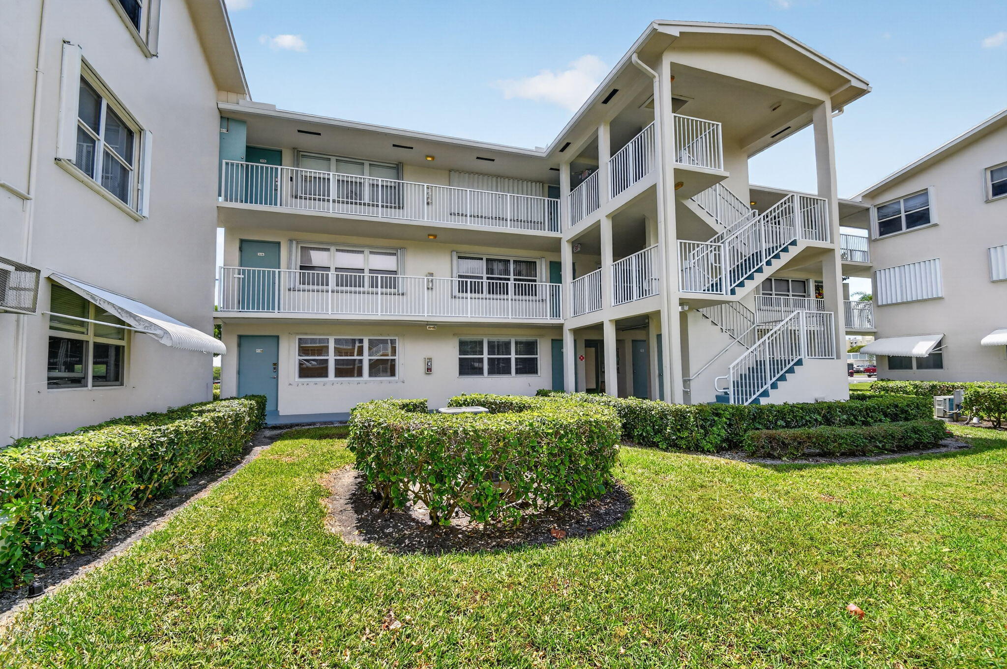 370 Horizon Street E