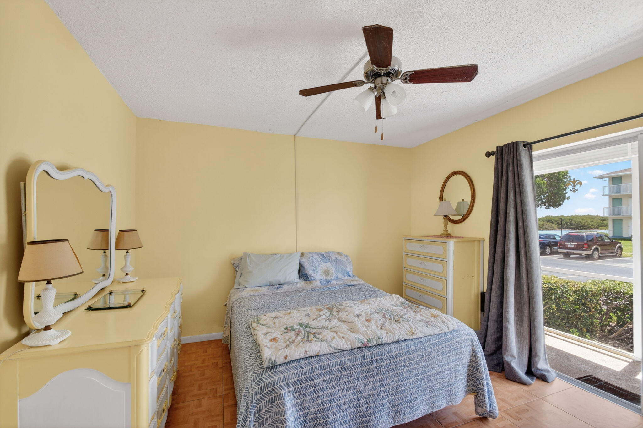 370 Horizon Street E