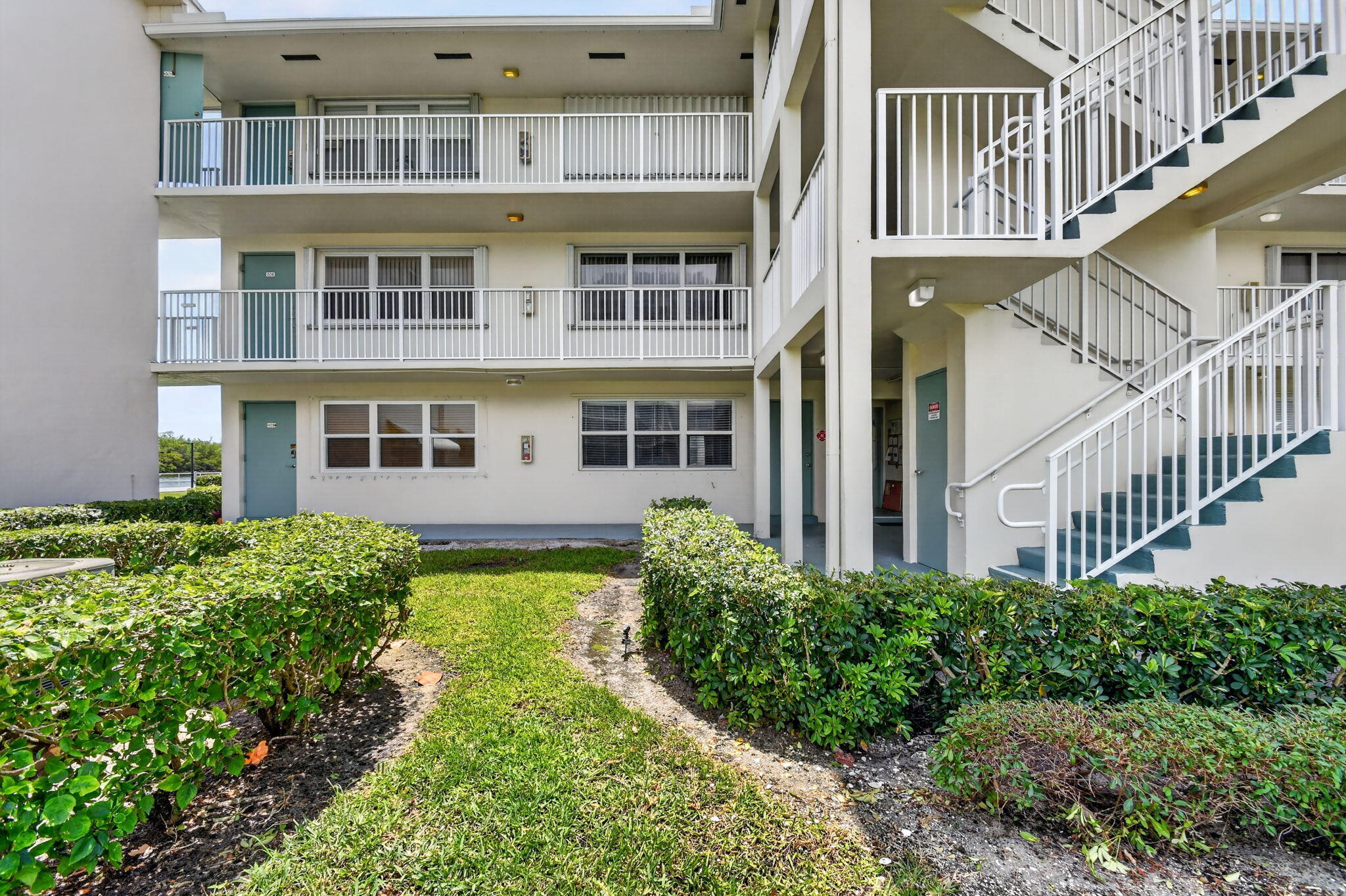 370 Horizon Street E